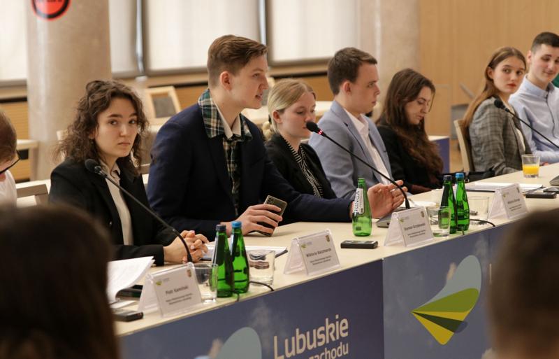 Młodzi radni podczas II sesji Młodzieżowego Sejmiku Województwa