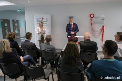 Prezes Szpitala Uniwersyteckiego w Zielonej Górze Marek Działoszyński przemawia podczas uroczystości nadania Centrum Zdrowia Matki i Dziecka w Zielonej Górze imienia Zbysława Kopyścia – wieloletniego ordynatora zielonogórskiej pediatrii.