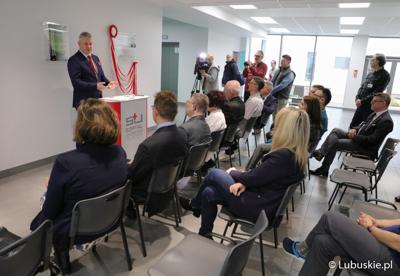 Prezes Szpitala Uniwersyteckiego w Zielonej Górze Marek Działoszyński przemawia podczas uroczystości nadania Centrum Zdrowia Matki i Dziecka w Zielonej Górze imienia Zbysława Kopyścia – wieloletniego ordynatora zielonogórskiej pediatrii.