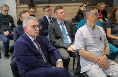 Uczestnicy uroczystości nadania Centrum Zdrowia Matki i Dziecka w Zielonej Górze imienia Zbysława Kopyścia – wieloletniego ordynatora zielonogórskiej pediatrii.