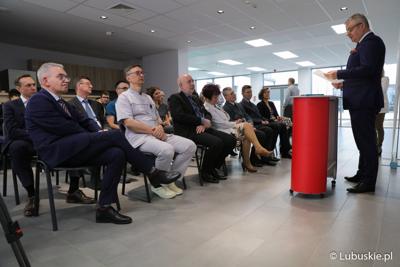 Prezes Szpitala Uniwersyteckiego w Zielonej Górze Marek Działoszyński przemawia podczas uroczystości nadania Centrum Zdrowia Matki i Dziecka w Zielonej Górze imienia Zbysława Kopyścia – wieloletniego ordynatora zielonogórskiej pediatrii.