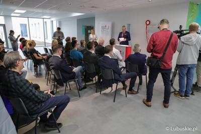Prezes Szpitala Uniwersyteckiego w Zielonej Górze Marek Działoszyński przemawia podczas uroczystości nadania Centrum Zdrowia Matki i Dziecka w Zielonej Górze imienia Zbysława Kopyścia – wieloletniego ordynatora zielonogórskiej pediatrii.
