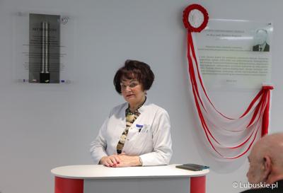 Lek. Kazimiera Kucharska-Barczyk, kierownik Klinicznego Oddziału Pediatrii Szpitala Uniwersyteckiego w Zielonej Górze przemawia podczas uroczystości nadania Centrum Zdrowia Matki i Dziecka w Zielonej Górze imienia Zbysława Kopyścia – wieloletniego ordynatora zielonogórskiej pediatrii.