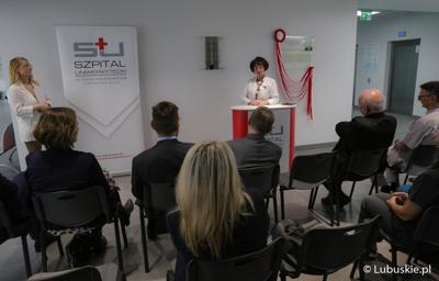 Lek. Kazimiera Kucharska-Barczyk, kierownik Klinicznego Oddziału Pediatrii Szpitala Uniwersyteckiego w Zielonej Górze przemawia podczas uroczystości nadania Centrum Zdrowia Matki i Dziecka w Zielonej Górze imienia Zbysława Kopyścia – wieloletniego ordynatora zielonogórskiej pediatrii.