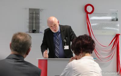 Lek. Antoni Ciach, dyrektor ds. lecznictwa Szpitala Uniwersyteckiego. przemawia podczas uroczystości nadania Centrum Zdrowia Matki i Dziecka w Zielonej Górze imienia Zbysława Kopyścia – wieloletniego ordynatora zielonogórskiej pediatrii.