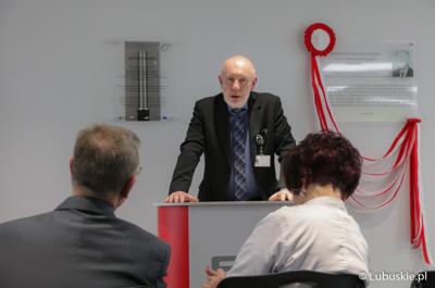 Lek. Antoni Ciach, dyrektor ds. lecznictwa Szpitala Uniwersyteckiego. przemawia podczas uroczystości nadania Centrum Zdrowia Matki i Dziecka w Zielonej Górze imienia Zbysława Kopyścia – wieloletniego ordynatora zielonogórskiej pediatrii.
