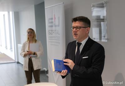 Wojewódzki konsultant ds. pediatrii, dr n. med. Tomasz Jarmoliński przemawia podczas uroczystości nadania Centrum Zdrowia Matki i Dziecka w Zielonej Górze imienia Zbysława Kopyścia – wieloletniego ordynatora zielonogórskiej pediatrii.