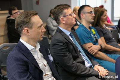 Uczestnicy uroczystości nadania Centrum Zdrowia Matki i Dziecka w Zielonej Górze imienia Zbysława Kopyścia – wieloletniego ordynatora zielonogórskiej pediatrii.