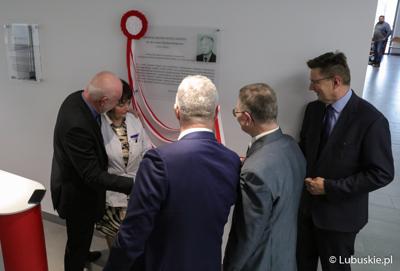 Uczestnicy uroczystości nadania Centrum Zdrowia Matki i Dziecka w Zielonej Górze imienia Zbysława Kopyścia – wieloletniego ordynatora zielonogórskiej pediatrii.
