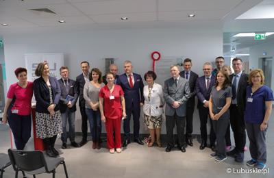 Uczestnicy uroczystości nadania Centrum Zdrowia Matki i Dziecka w Zielonej Górze imienia Zbysława Kopyścia – wieloletniego ordynatora zielonogórskiej pediatrii.