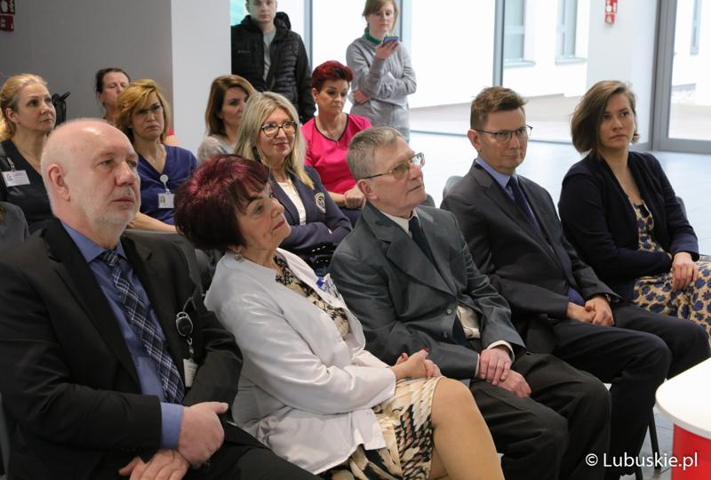 Uczestnicy uroczystości nadania Centrum Zdrowia Matki i Dziecka w Zielonej Górze imienia Zbysława Kopyścia – wieloletniego ordynatora zielonogórskiej pediatrii.