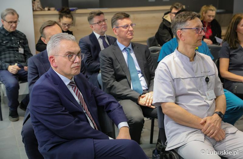 Uczestnicy uroczystości nadania Centrum Zdrowia Matki i Dziecka w Zielonej Górze imienia Zbysława Kopyścia – wieloletniego ordynatora zielonogórskiej pediatrii.