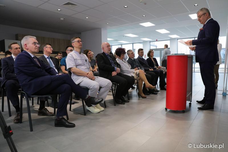 Prezes Szpitala Uniwersyteckiego w Zielonej Górze Marek Działoszyński przemawia podczas uroczystości nadania Centrum Zdrowia Matki i Dziecka w Zielonej Górze imienia Zbysława Kopyścia – wieloletniego ordynatora zielonogórskiej pediatrii.