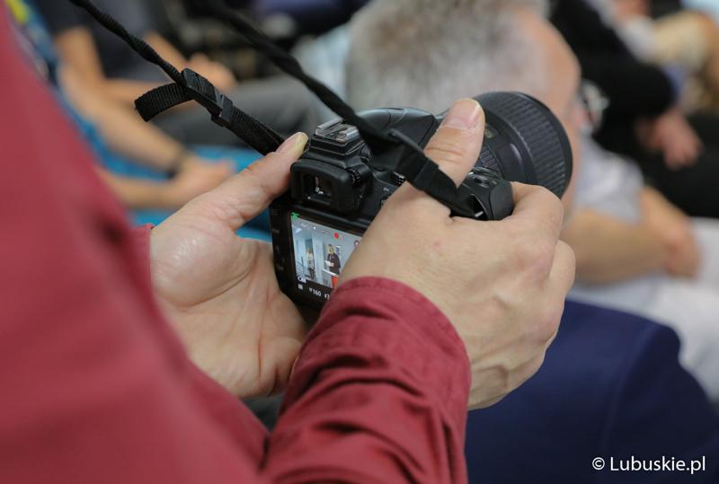 Dziennikarz nagrywa uroczystość nadania Centrum Zdrowia Matki i Dziecka w Zielonej Górze imienia Zbysława Kopyścia – wieloletniego ordynatora zielonogórskiej pediatrii.