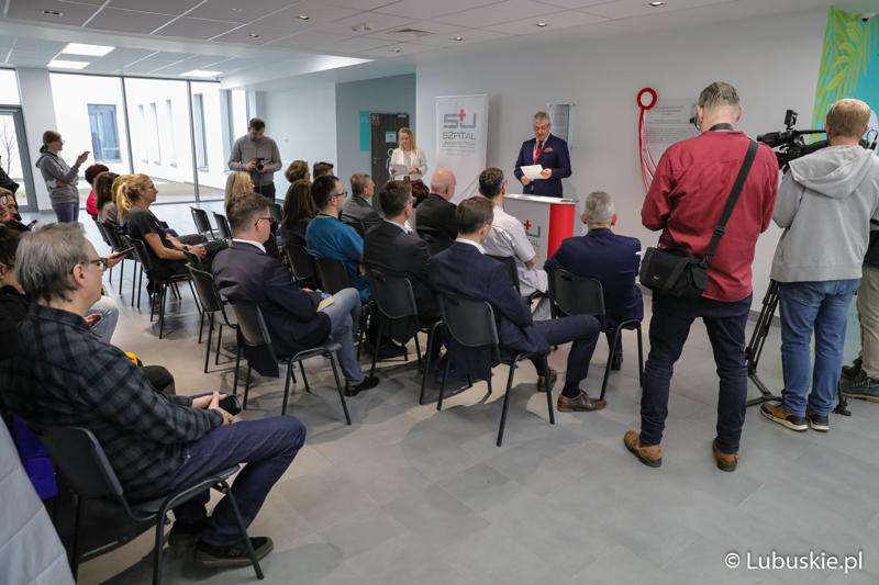 Prezes Szpitala Uniwersyteckiego w Zielonej Górze Marek Działoszyński przemawia podczas uroczystości nadania Centrum Zdrowia Matki i Dziecka w Zielonej Górze imienia Zbysława Kopyścia – wieloletniego ordynatora zielonogórskiej pediatrii.