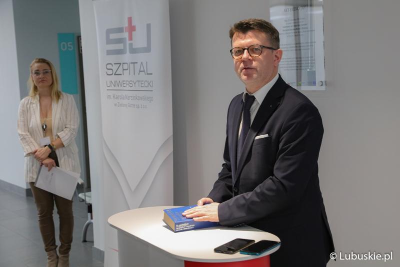 Wojewódzki konsultant ds. pediatrii, dr n. med. Tomasz Jarmoliński przemawia podczas uroczystości nadania Centrum Zdrowia Matki i Dziecka w Zielonej Górze imienia Zbysława Kopyścia – wieloletniego ordynatora zielonogórskiej pediatrii.