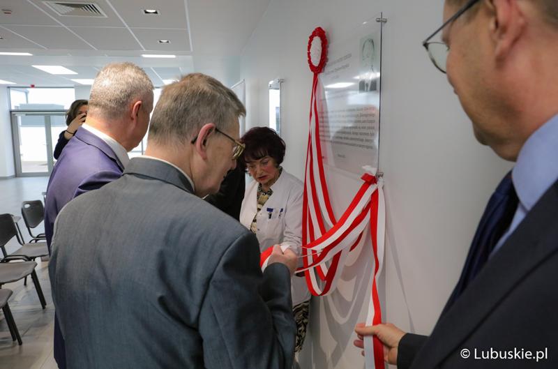 Uczestnicy uroczystości nadania Centrum Zdrowia Matki i Dziecka w Zielonej Górze imienia Zbysława Kopyścia – wieloletniego ordynatora zielonogórskiej pediatrii.