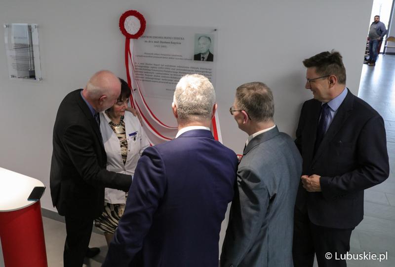 Uczestnicy uroczystości nadania Centrum Zdrowia Matki i Dziecka w Zielonej Górze imienia Zbysława Kopyścia – wieloletniego ordynatora zielonogórskiej pediatrii.