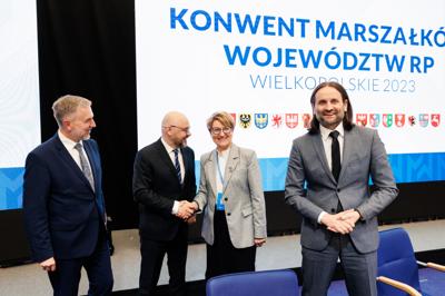 Marszałek Elżbieta Anna Polak o kontrakcie na kardiochirurgię w gorzowskim szpitalu oraz o utworzeniu Lubuskiego Centrum Onkologii w Szpitalu Uniwersyteckim w Zielonej Górze rozmawiała w Poznaniu z Filipem Nowakiem, prezesem Narodowego Funduszu Zdrowia oraz Piotrem Bromberem, wiceministrem zdrowia. Z lewej marszałek województwa wielkopolskiego Marek Woźniak.