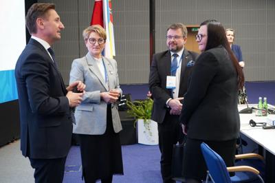 Opis: Konwent Marszałków Województw RP w Poznaniu. Na zdjęciu lubuska marszałek Elżbieta Anna Polak, marszałek województwa zachodniopomorskiego Olgierd Geblewicz oraz wiceminister Małgorzata Jarosińska-Jedynak.