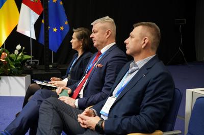Opis: Konwent Marszałków Województw RP w Poznaniu. Na zdjęciu od lewej: Mirosława Dulat, zastępczyni dyrektora Departamentu Ochrony Zdrowia Urzędu Marszałkowskiego Województwa Lubuskiego, Marek Działoszyński, prezes Szpitala Uniwersyteckiego w Zielonej Górze oraz Robert Surowiec, wiceprezes Wielospecjalistycznego Szpitala Wojewódzkiego w Gorzowie Wlkp.