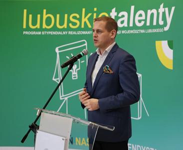 21 marca 2023 r. w Urzędzie Marszałkowskim Województwa Lubuskiego w Zielonej Górze odbyło się uroczyste wręczenie dyplomów stypendystom projektu Lubuskie Talenty - Program Stypendialny oraz Lubuscy Zawodowcy współfinansowanych ze środków Europejskiego Funduszu Społecznego w ramach Regionalnego Programu Operacyjnego - Lubuskie 2020