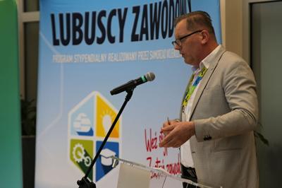 21 marca 2023 r. w Urzędzie Marszałkowskim Województwa Lubuskiego w Zielonej Górze odbyło się uroczyste wręczenie dyplomów stypendystom projektu Lubuskie Talenty - Program Stypendialny oraz Lubuscy Zawodowcy współfinansowanych ze środków Europejskiego Funduszu Społecznego w ramach Regionalnego Programu Operacyjnego - Lubuskie 2020