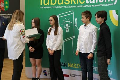 21 marca 2023 r. w Urzędzie Marszałkowskim Województwa Lubuskiego w Zielonej Górze odbyło się uroczyste wręczenie dyplomów stypendystom projektu Lubuskie Talenty - Program Stypendialny oraz Lubuscy Zawodowcy współfinansowanych ze środków Europejskiego Funduszu Społecznego w ramach Regionalnego Programu Operacyjnego - Lubuskie 2020