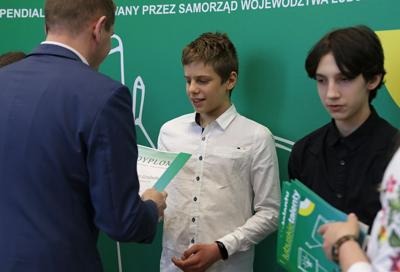 21 marca 2023 r. w Urzędzie Marszałkowskim Województwa Lubuskiego w Zielonej Górze odbyło się uroczyste wręczenie dyplomów stypendystom projektu Lubuskie Talenty - Program Stypendialny oraz Lubuscy Zawodowcy współfinansowanych ze środków Europejskiego Funduszu Społecznego w ramach Regionalnego Programu Operacyjnego - Lubuskie 2020