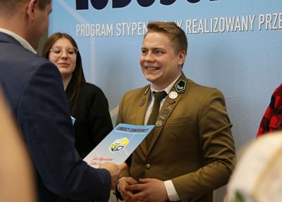 21 marca 2023 r. w Urzędzie Marszałkowskim Województwa Lubuskiego w Zielonej Górze odbyło się uroczyste wręczenie dyplomów stypendystom projektu Lubuskie Talenty - Program Stypendialny oraz Lubuscy Zawodowcy współfinansowanych ze środków Europejskiego Funduszu Społecznego w ramach Regionalnego Programu Operacyjnego - Lubuskie 2020