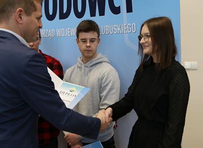 21 marca 2023 r. w Urzędzie Marszałkowskim Województwa Lubuskiego w Zielonej Górze odbyło się uroczyste wręczenie dyplomów stypendystom projektu Lubuskie Talenty - Program Stypendialny oraz Lubuscy Zawodowcy współfinansowanych ze środków Europejskiego Funduszu Społecznego w ramach Regionalnego Programu Operacyjnego - Lubuskie 2020