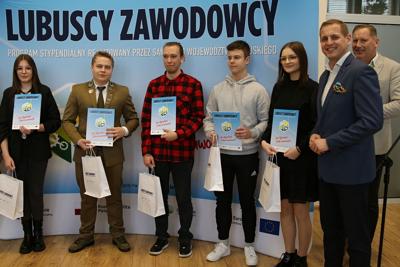 21 marca 2023 r. w Urzędzie Marszałkowskim Województwa Lubuskiego w Zielonej Górze odbyło się uroczyste wręczenie dyplomów stypendystom projektu Lubuskie Talenty - Program Stypendialny oraz Lubuscy Zawodowcy współfinansowanych ze środków Europejskiego Funduszu Społecznego w ramach Regionalnego Programu Operacyjnego - Lubuskie 2020