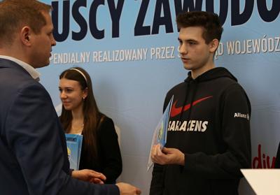 21 marca 2023 r. w Urzędzie Marszałkowskim Województwa Lubuskiego w Zielonej Górze odbyło się uroczyste wręczenie dyplomów stypendystom projektu Lubuskie Talenty - Program Stypendialny oraz Lubuscy Zawodowcy współfinansowanych ze środków Europejskiego Funduszu Społecznego w ramach Regionalnego Programu Operacyjnego - Lubuskie 2020