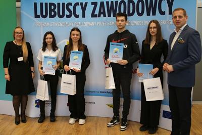 21 marca 2023 r. w Urzędzie Marszałkowskim Województwa Lubuskiego w Zielonej Górze odbyło się uroczyste wręczenie dyplomów stypendystom projektu Lubuskie Talenty - Program Stypendialny oraz Lubuscy Zawodowcy współfinansowanych ze środków Europejskiego Funduszu Społecznego w ramach Regionalnego Programu Operacyjnego - Lubuskie 2020