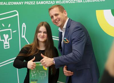 21 marca 2023 r. w Urzędzie Marszałkowskim Województwa Lubuskiego w Zielonej Górze odbyło się uroczyste wręczenie dyplomów stypendystom projektu Lubuskie Talenty - Program Stypendialny oraz Lubuscy Zawodowcy współfinansowanych ze środków Europejskiego Funduszu Społecznego w ramach Regionalnego Programu Operacyjnego - Lubuskie 2020
