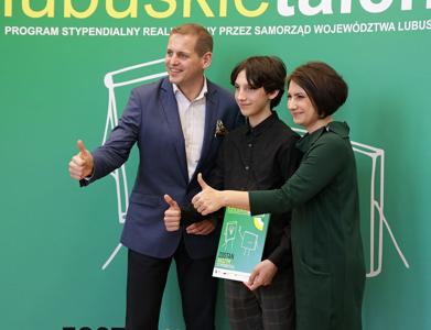 21 marca 2023 r. w Urzędzie Marszałkowskim Województwa Lubuskiego w Zielonej Górze odbyło się uroczyste wręczenie dyplomów stypendystom projektu Lubuskie Talenty - Program Stypendialny oraz Lubuscy Zawodowcy współfinansowanych ze środków Europejskiego Funduszu Społecznego w ramach Regionalnego Programu Operacyjnego - Lubuskie 2020
