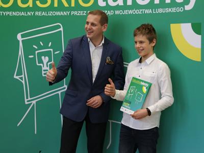 21 marca 2023 r. w Urzędzie Marszałkowskim Województwa Lubuskiego w Zielonej Górze odbyło się uroczyste wręczenie dyplomów stypendystom projektu Lubuskie Talenty - Program Stypendialny oraz Lubuscy Zawodowcy współfinansowanych ze środków Europejskiego Funduszu Społecznego w ramach Regionalnego Programu Operacyjnego - Lubuskie 2020
