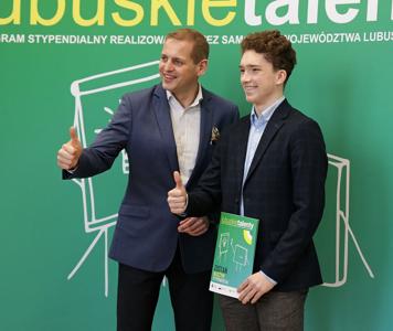 21 marca 2023 r. w Urzędzie Marszałkowskim Województwa Lubuskiego w Zielonej Górze odbyło się uroczyste wręczenie dyplomów stypendystom projektu Lubuskie Talenty - Program Stypendialny oraz Lubuscy Zawodowcy współfinansowanych ze środków Europejskiego Funduszu Społecznego w ramach Regionalnego Programu Operacyjnego - Lubuskie 2020