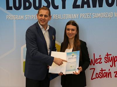 21 marca 2023 r. w Urzędzie Marszałkowskim Województwa Lubuskiego w Zielonej Górze odbyło się uroczyste wręczenie dyplomów stypendystom projektu Lubuskie Talenty - Program Stypendialny oraz Lubuscy Zawodowcy współfinansowanych ze środków Europejskiego Funduszu Społecznego w ramach Regionalnego Programu Operacyjnego - Lubuskie 2020