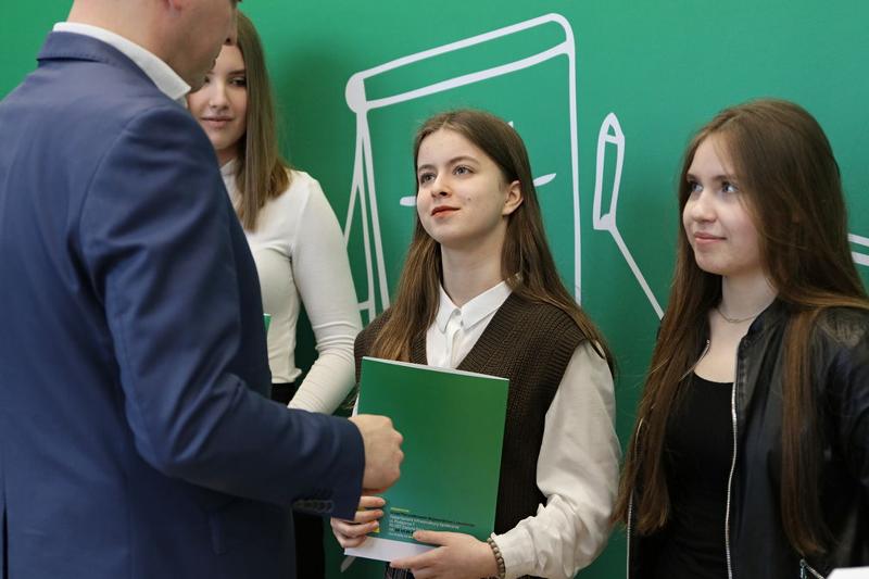 21 marca 2023 r. w Urzędzie Marszałkowskim Województwa Lubuskiego w Zielonej Górze odbyło się uroczyste wręczenie dyplomów stypendystom projektu Lubuskie Talenty - Program Stypendialny oraz Lubuscy Zawodowcy współfinansowanych ze środków Europejskiego Funduszu Społecznego w ramach Regionalnego Programu Operacyjnego - Lubuskie 2020