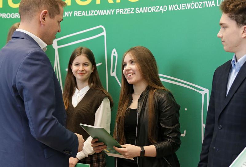 21 marca 2023 r. w Urzędzie Marszałkowskim Województwa Lubuskiego w Zielonej Górze odbyło się uroczyste wręczenie dyplomów stypendystom projektu Lubuskie Talenty - Program Stypendialny oraz Lubuscy Zawodowcy współfinansowanych ze środków Europejskiego Funduszu Społecznego w ramach Regionalnego Programu Operacyjnego - Lubuskie 2020