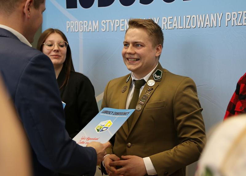 21 marca 2023 r. w Urzędzie Marszałkowskim Województwa Lubuskiego w Zielonej Górze odbyło się uroczyste wręczenie dyplomów stypendystom projektu Lubuskie Talenty - Program Stypendialny oraz Lubuscy Zawodowcy współfinansowanych ze środków Europejskiego Funduszu Społecznego w ramach Regionalnego Programu Operacyjnego - Lubuskie 2020