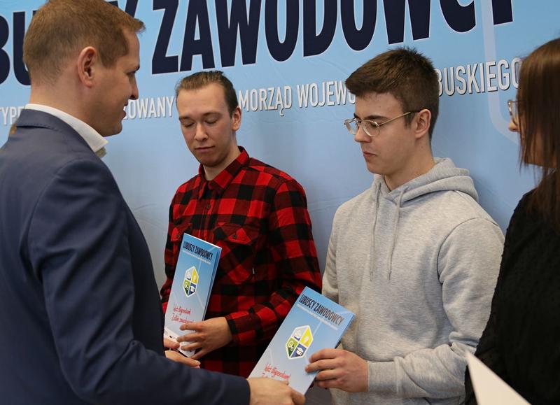 21 marca 2023 r. w Urzędzie Marszałkowskim Województwa Lubuskiego w Zielonej Górze odbyło się uroczyste wręczenie dyplomów stypendystom projektu Lubuskie Talenty - Program Stypendialny oraz Lubuscy Zawodowcy współfinansowanych ze środków Europejskiego Funduszu Społecznego w ramach Regionalnego Programu Operacyjnego - Lubuskie 2020