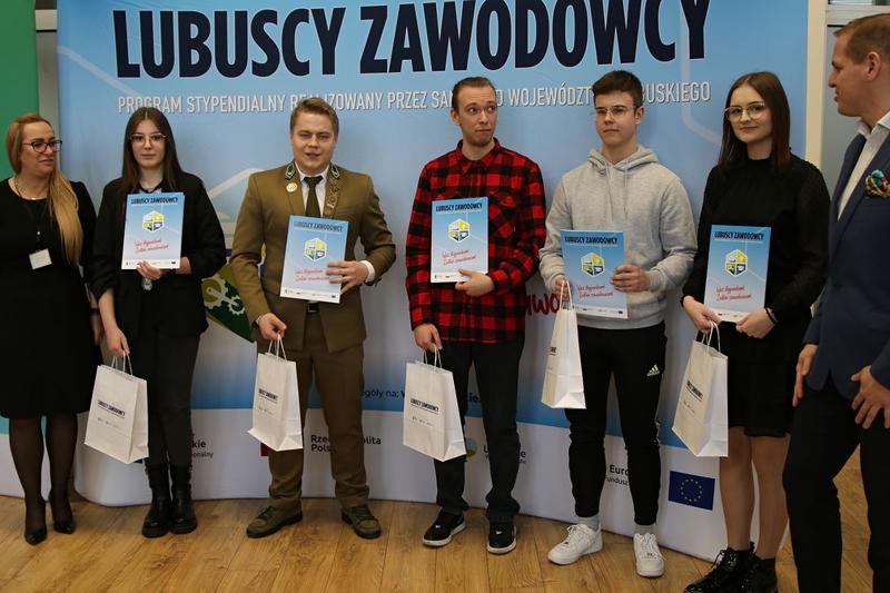 21 marca 2023 r. w Urzędzie Marszałkowskim Województwa Lubuskiego w Zielonej Górze odbyło się uroczyste wręczenie dyplomów stypendystom projektu Lubuskie Talenty - Program Stypendialny oraz Lubuscy Zawodowcy współfinansowanych ze środków Europejskiego Funduszu Społecznego w ramach Regionalnego Programu Operacyjnego - Lubuskie 2020