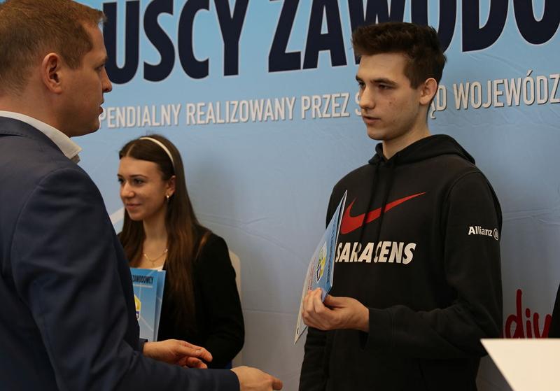 21 marca 2023 r. w Urzędzie Marszałkowskim Województwa Lubuskiego w Zielonej Górze odbyło się uroczyste wręczenie dyplomów stypendystom projektu Lubuskie Talenty - Program Stypendialny oraz Lubuscy Zawodowcy współfinansowanych ze środków Europejskiego Funduszu Społecznego w ramach Regionalnego Programu Operacyjnego - Lubuskie 2020