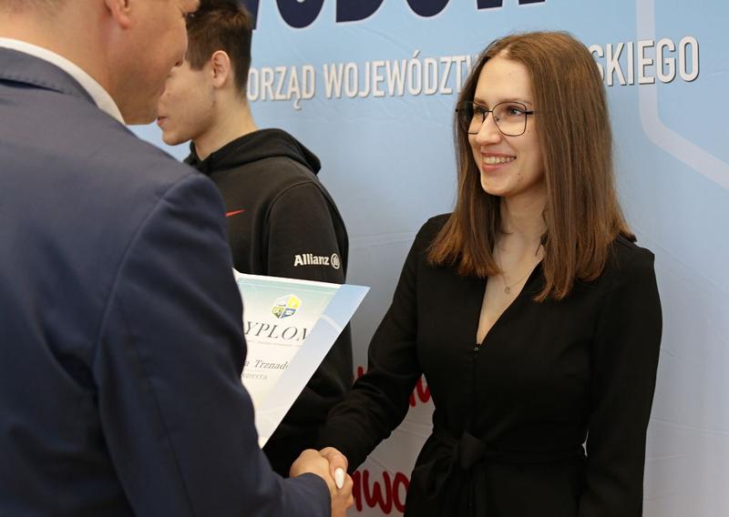 21 marca 2023 r. w Urzędzie Marszałkowskim Województwa Lubuskiego w Zielonej Górze odbyło się uroczyste wręczenie dyplomów stypendystom projektu Lubuskie Talenty - Program Stypendialny oraz Lubuscy Zawodowcy współfinansowanych ze środków Europejskiego Funduszu Społecznego w ramach Regionalnego Programu Operacyjnego - Lubuskie 2020