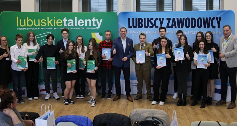 21 marca 2023 r. w Urzędzie Marszałkowskim Województwa Lubuskiego w Zielonej Górze odbyło się uroczyste wręczenie dyplomów stypendystom projektu Lubuskie Talenty - Program Stypendialny oraz Lubuscy Zawodowcy współfinansowanych ze środków Europejskiego Funduszu Społecznego w ramach Regionalnego Programu Operacyjnego - Lubuskie 2020