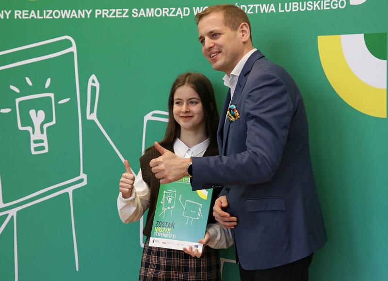 21 marca 2023 r. w Urzędzie Marszałkowskim Województwa Lubuskiego w Zielonej Górze odbyło się uroczyste wręczenie dyplomów stypendystom projektu Lubuskie Talenty - Program Stypendialny oraz Lubuscy Zawodowcy współfinansowanych ze środków Europejskiego Funduszu Społecznego w ramach Regionalnego Programu Operacyjnego - Lubuskie 2020