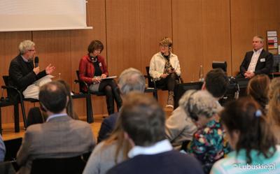 Uczestnicy konferencji we Frankfurcie nad Odrą dotyczącej przyszłości Odry w kontekście zabezpieczenia jej przed powtórną katastrofą ekologiczną. 