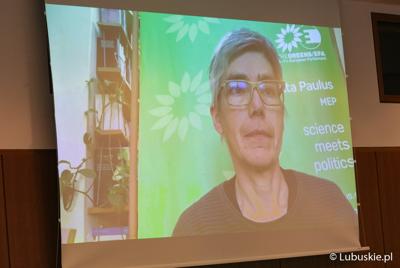 Uczestniczka konferencji we Frankfurcie nad Odrą dotyczącej przyszłości Odry w kontekście zabezpieczenia jej przed powtórną katastrofą ekologiczną. 